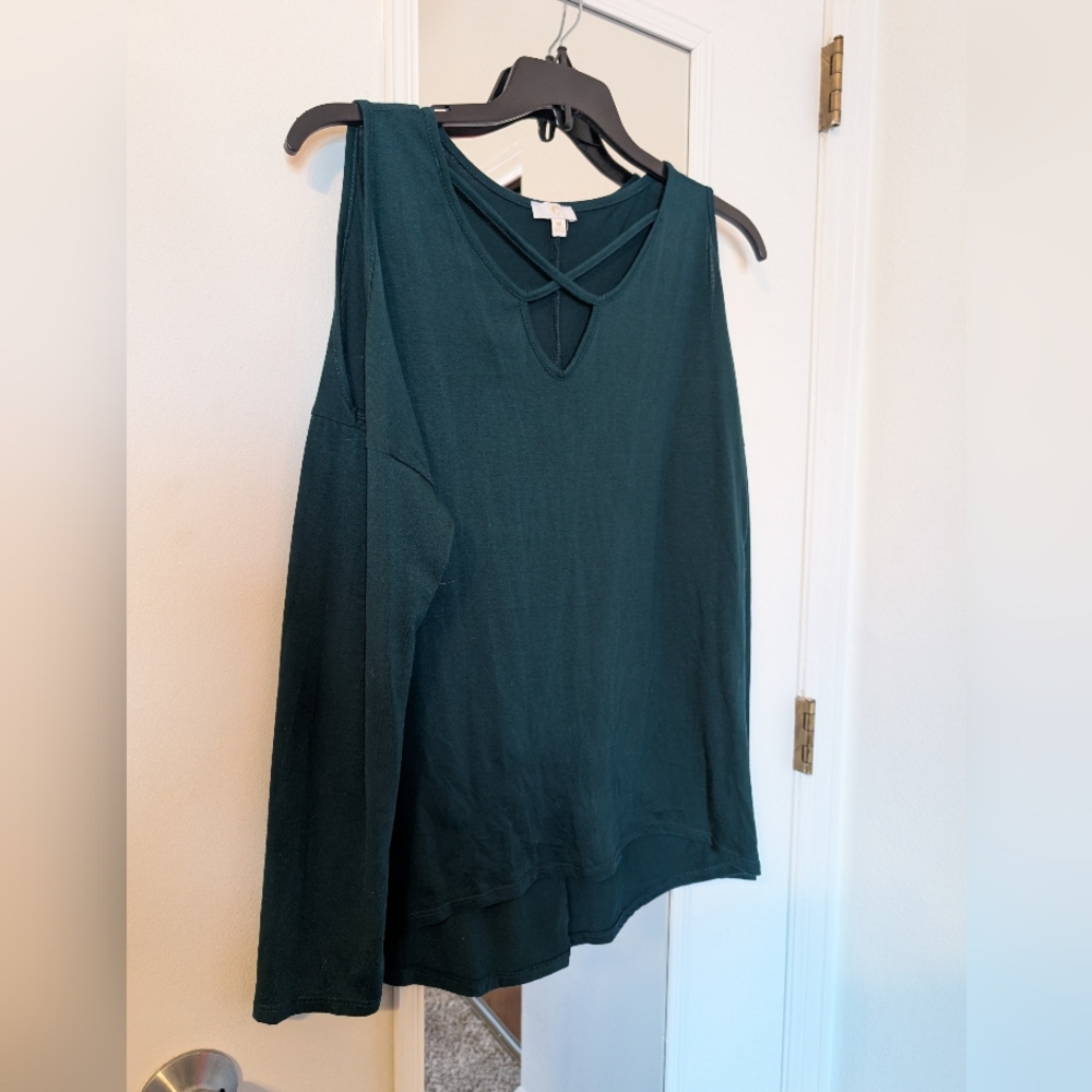 Charming Charlie cold shoulder long sleeve, Size M
